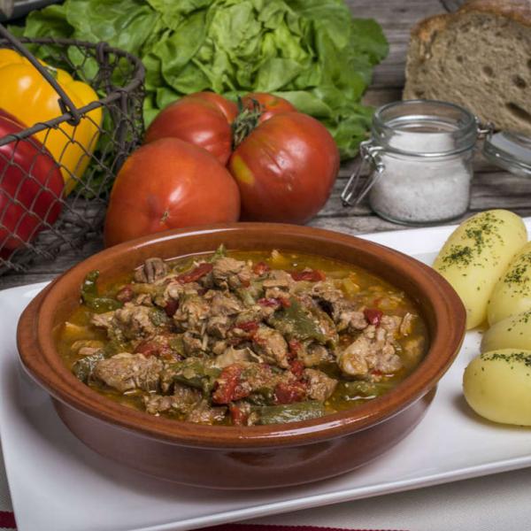 Axoa de veau au piment d'Espelette, spécialité du Pays Basque Axoa de veau au piment d'Espelette, spécialité du Pays Basque